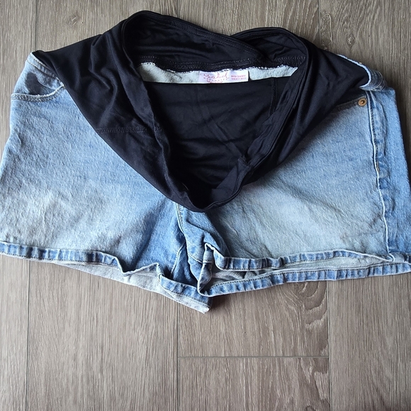 Isabel Maternity by Ingrid & Isabel Pants - Maternity Midi Jean Shorts Medium Belly Support Summer Casual Baby Bump Friendly